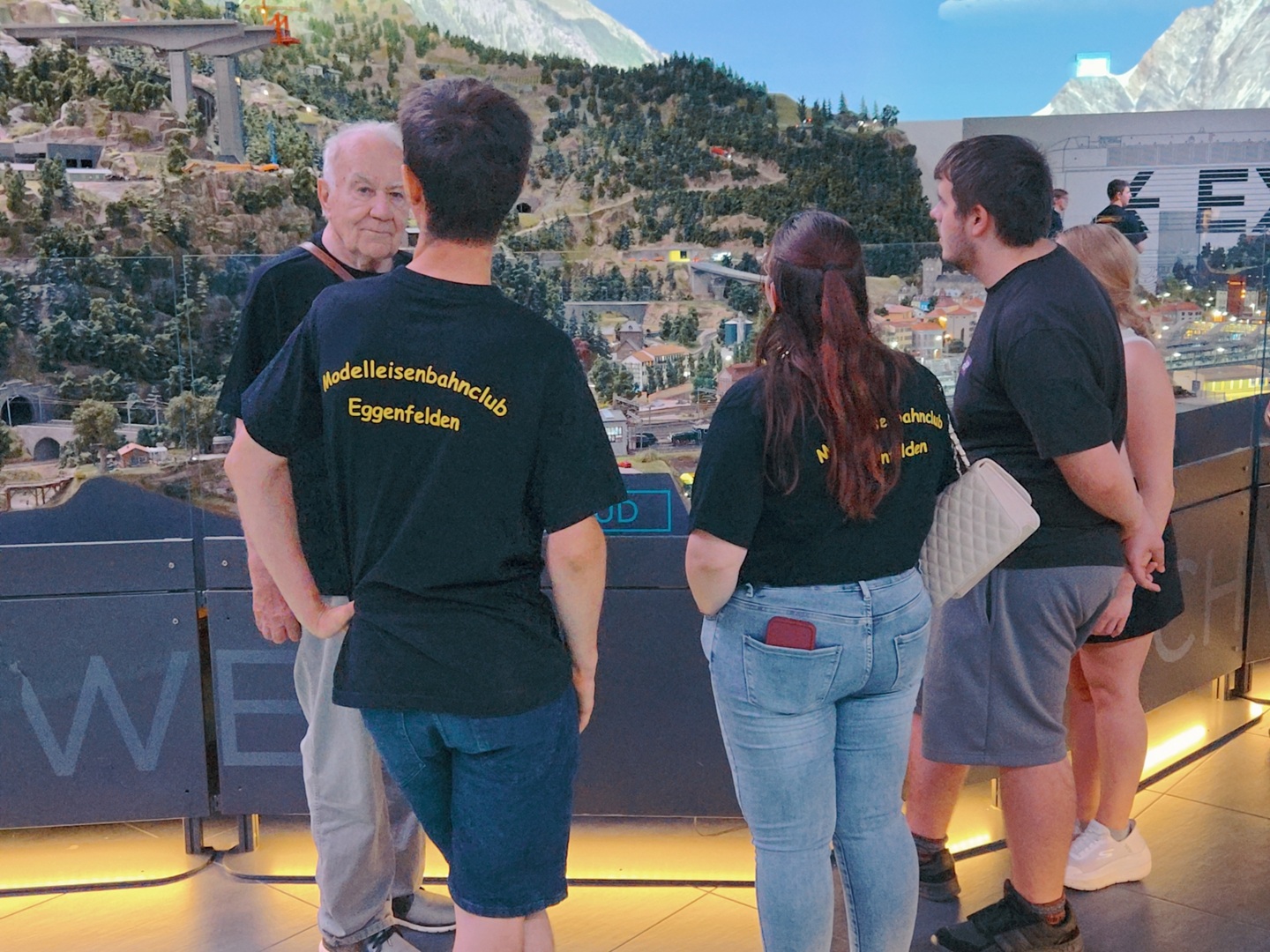 angeregte Diskussionen über die Gestaltung der Modellbnahnausstellung