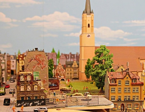 PNP 20251104 Auch Ministadtplatz in Eggenfelden hat nun eine Bauruine Titelbild